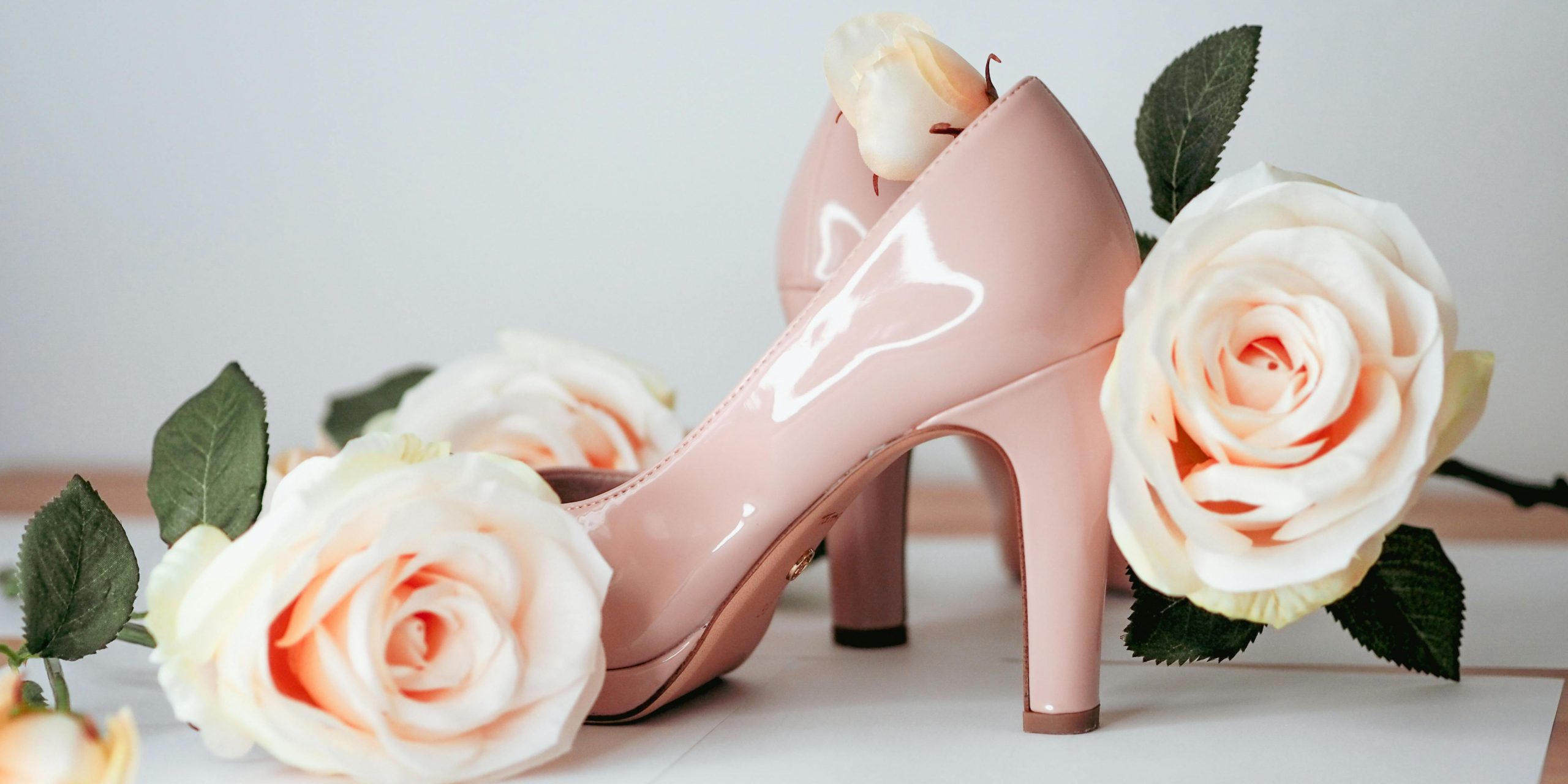 femme spirituelle moderne et talons hauts