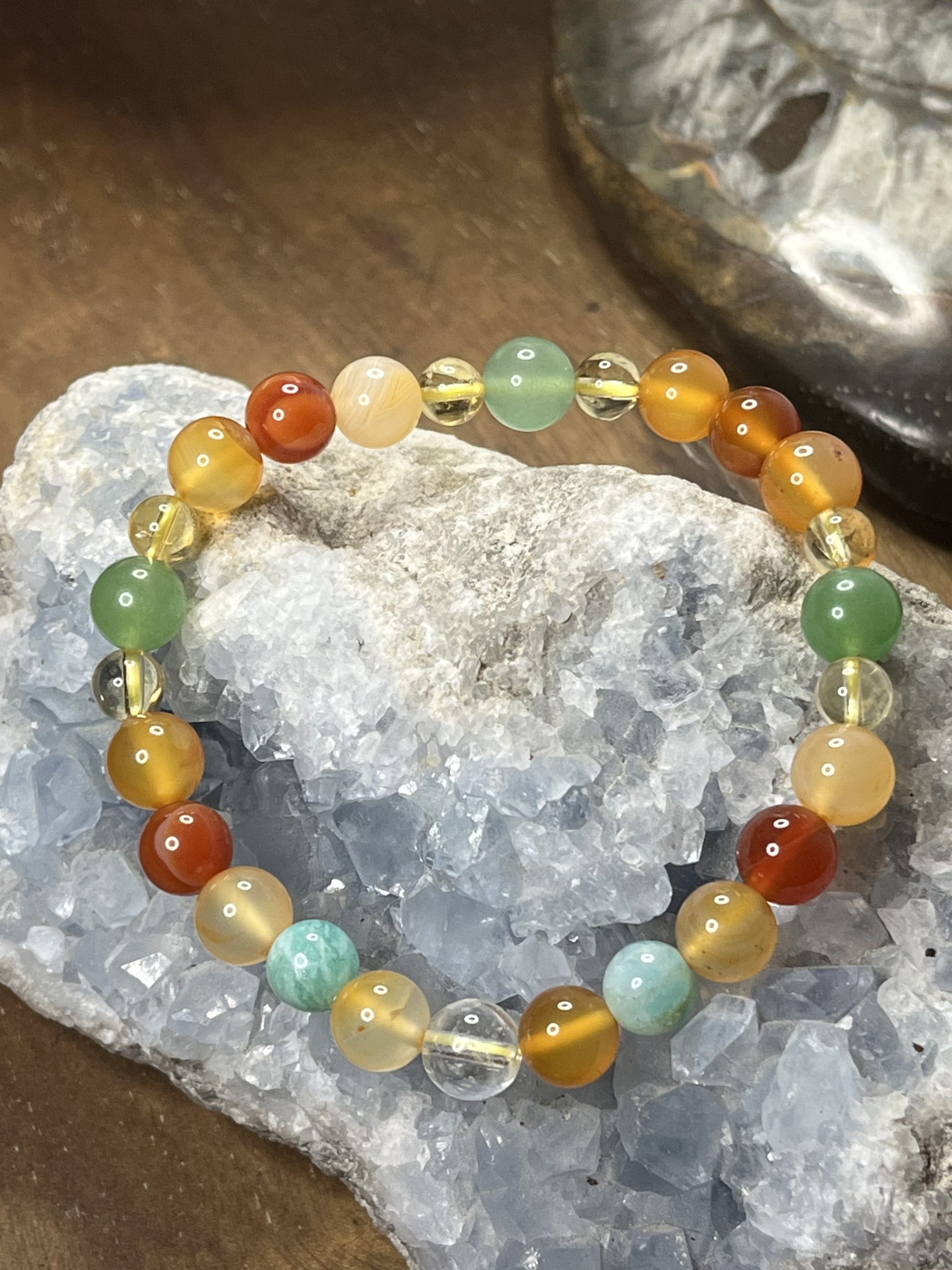 Bracelet fait main en pierres naturelles avec intention et conscience.