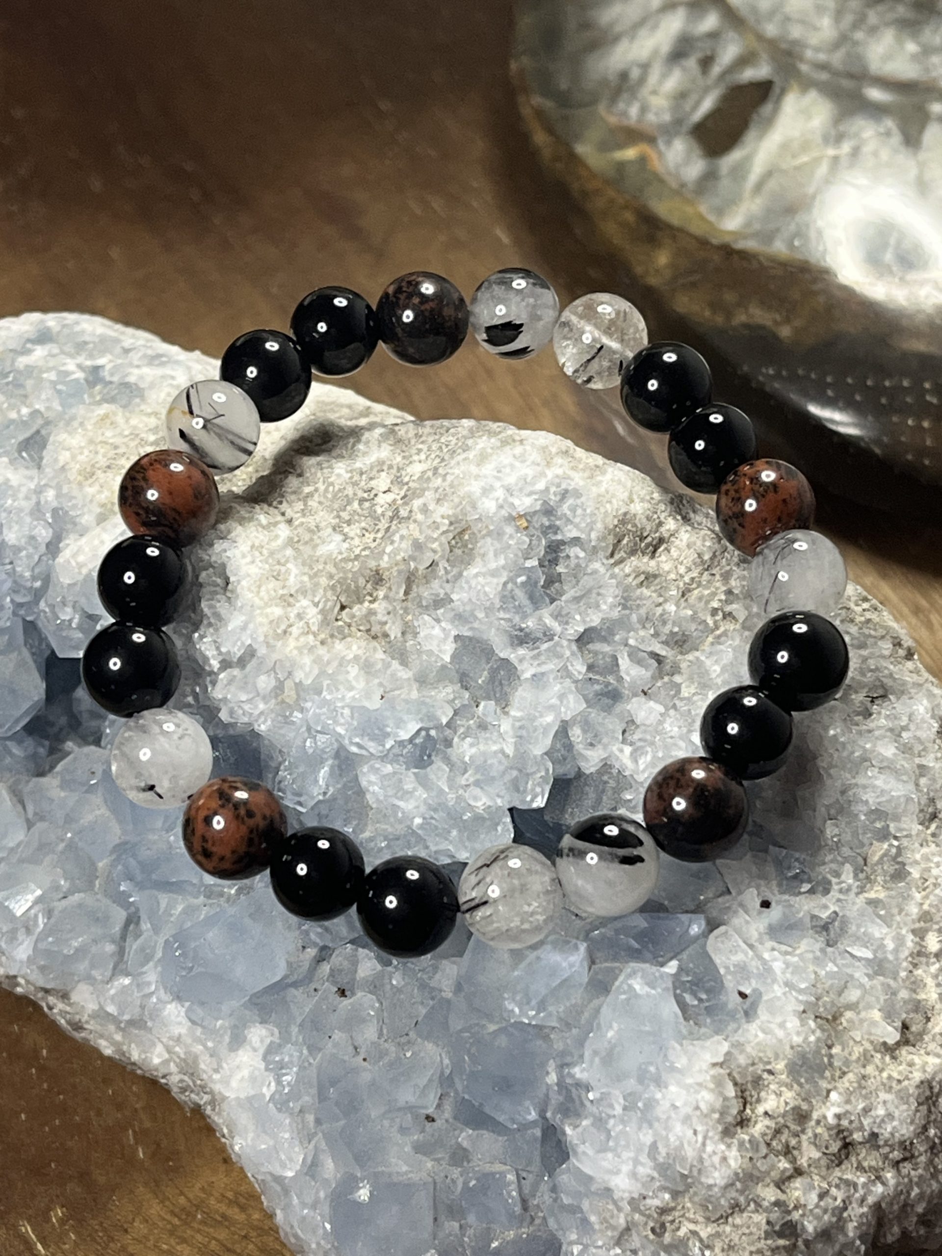 Bracelet de lithothérapie en pierres naturelles fait à la main à l'Atelier Lune et Essence